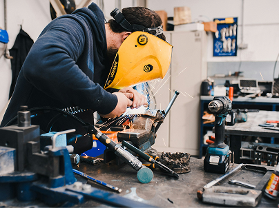 바로발주 자사 공장에서 가공 작업을 수행하는 현장